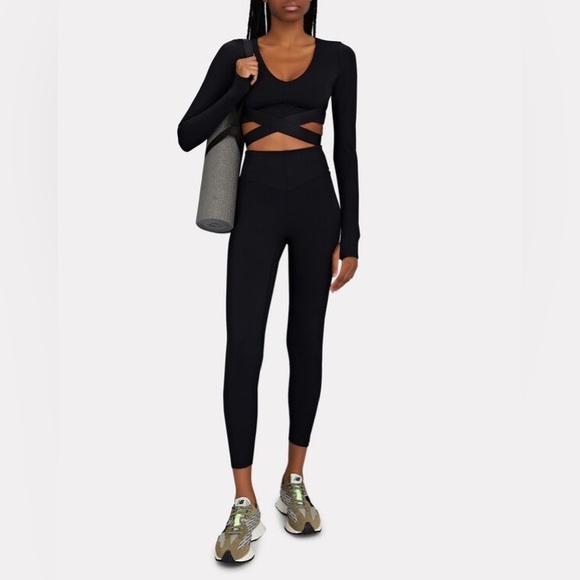Le Ore Workout Corso Crossover Long Sleeve Top in Black L - Picture 1 of 6